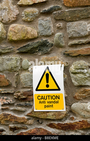 Anti-Vandal Farbe Warnzeichen. Beddgelert Snowdonia Nordwales Stockfoto