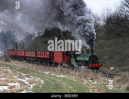 Eine Kohle Zug mit Dampflokomotive Sir Cecil eine Cochrane auf der Tanfield Railway in Gateshead, England, UK. Stockfoto