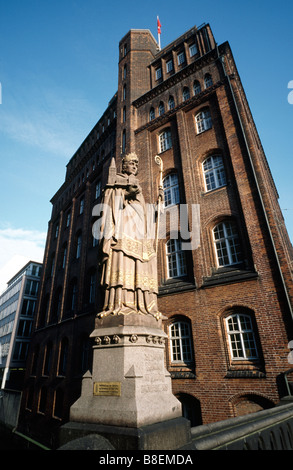 18. Februar 2009 - Statue des Heiligen Ansgar auf Trostbrücke vor dem Gebäude der Patriotische Gesellschaft in Hamburg. Stockfoto