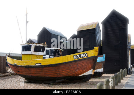 Boote und Fischerhäuser Hütten am Strand in Hastings in East Sussex England UK Stockfoto