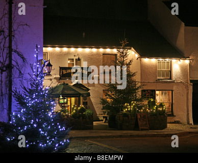Kings Head Pub und Hotel, Hawkshead, dekoriert Seenplatte zur Weihnachtszeit mit zwei Weihnachtsbäume mit Leuchten Lichter Stockfoto