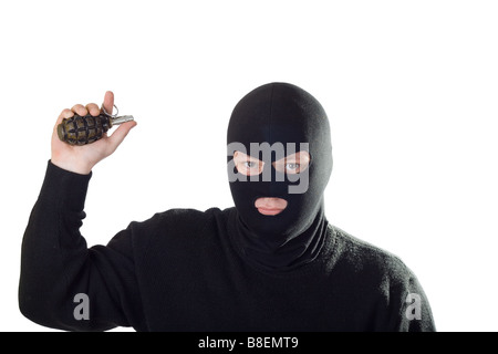 Terroristen in schwarze Maske mit Granate isoliert auf weiß Stockfoto