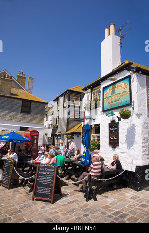 Trinken trinken Biergarten außerhalb Sloop Inn öffentliche Kneipe Haus im Sommer Touristen Sonne St Ives Cornwall West Country England UK Un Stockfoto