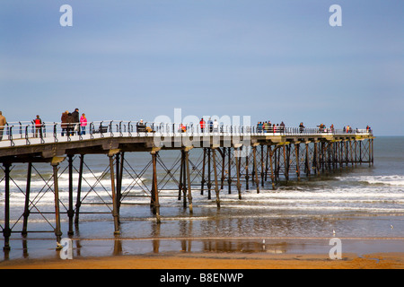 Der Pier bei Halbzeit beschäftigt im Winter Saltburn Cleveland England Stockfoto