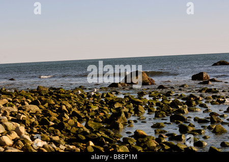 Blick auf Meer hinaus felsige Ufer an Point Judith Lighthouse Stockfoto