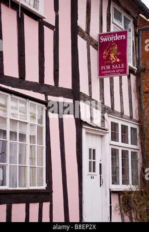 Ein für Verkauf Zeichen durch Sworders der Immobilienmakler auf einem tudor Haus in Lavenham, Suffolk, Uk Stockfoto