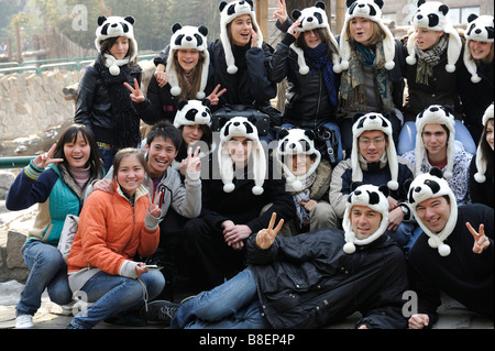 Französische Oberstufenschüler posieren für ein Foto mit drei chinesischen Touristen im Zoo von Peking. 21. Februar 2009 Stockfoto