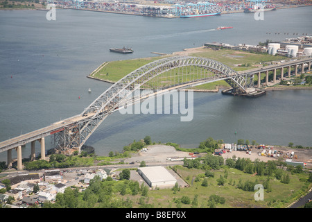 Luftaufnahme der Bayonne Brücke über die Kill Van Kull, Anschluss von New Jersey nach Staten Island, New York, USA Stockfoto