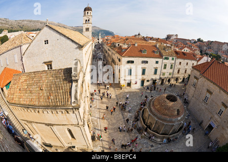 Blick von der Stadtmauer mit große Onofrio Brunnen Stradun von Pile-Tor und Franziskanerkloster Glockenturm Dubrovnik Stockfoto