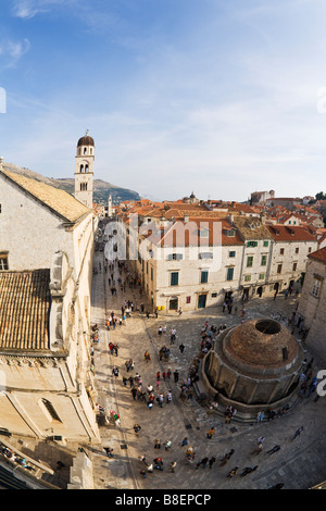 Blick von der Stadtmauer mit großen Onofrio-Brunnen, der Stradun und Franziskaner Kloster Glockenturm in alte Stadt von Dubrovnik Unesco Stockfoto