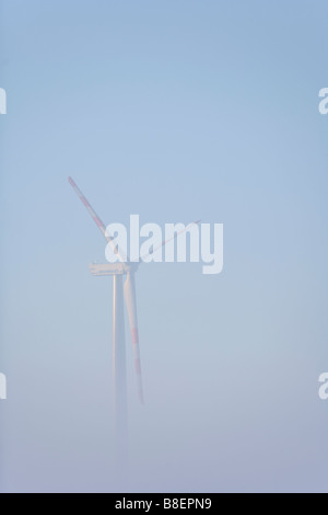 Die WinWind 3 MW-Windkraftanlage im Morgennebel, Finnland Stockfoto