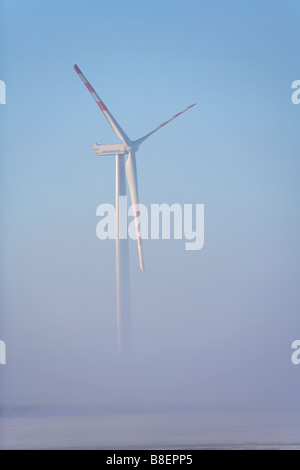 Die WinWind 3 MW-Windkraftanlage im Morgennebel, Finnland Stockfoto