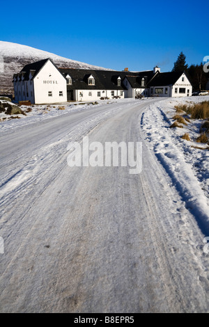 Das Kings House Hotel im Winter mit verdichtetem Schnee und Eis auf der Straße, Rannoch Moor, Lochaber, Schottland. Stockfoto