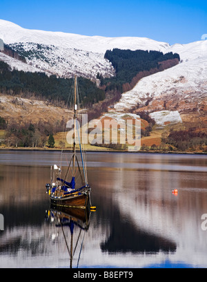 Eine alte hölzerne Yacht vor Anker am Loch Leven, Lochaber, Schottland. Stockfoto