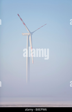 Die WinWind 3 MW-Windkraftanlage am Meeresufer im Morgennebel, Finnland Stockfoto