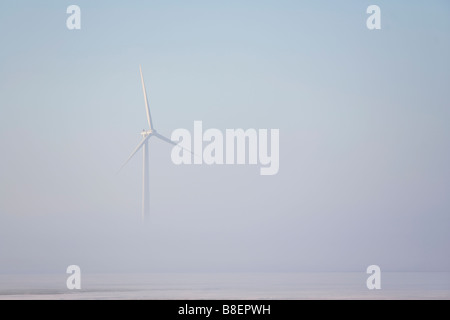 WinWind' s 3-MW-Windenergieanlage im Morgennebel am Meeresufer, Finnland Stockfoto