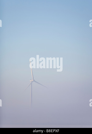 Die WinWind 3 MW-Windkraftanlage im Morgennebel, Finnland Stockfoto