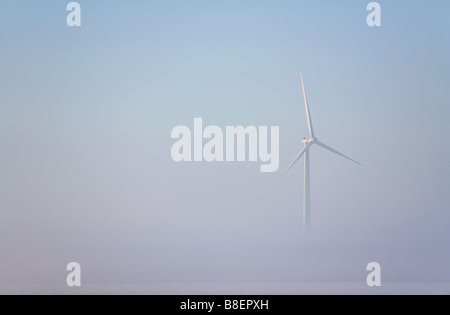 Die WinWind 3 MW-Windkraftanlage im Morgennebel, Finnland Stockfoto