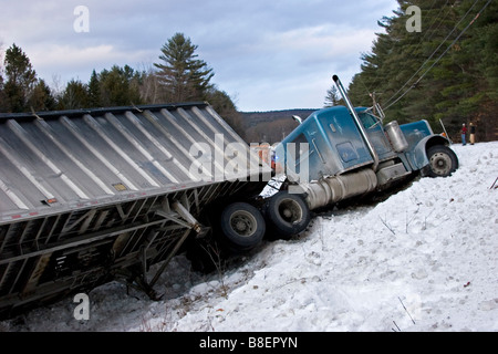 Sattelschlepper in Graben im Schnee Stockfoto