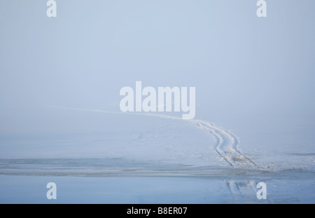 Schneemobilstrecke auf Meereis, Finnland Stockfoto