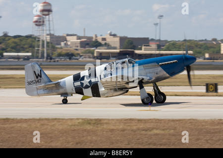 P-51 Mustang Besteuerung auf Airshow. Stockfoto