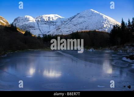 Eine schneebedeckte Bidean Nam Bian und gefrorenen man im Winter, Glen Coe, Lochaber, Schottland. Stockfoto