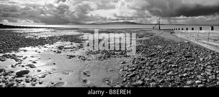 Panorama von den nassen Sand bei Ebbe aus Skinburness, Cumbria, England UK Stockfoto