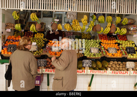 Zwei Personen in einem Obst-Stall, Cadiz, Spanien Stockfoto