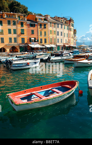 Blick auf Portofino Hafen und seine bunten Fischerboote und Marina, Ligurien Italien Stockfoto