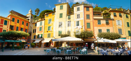 Blick auf Portofino Hafen und seine bunten Fischerboote und Marina, Ligurien Italien Stockfoto