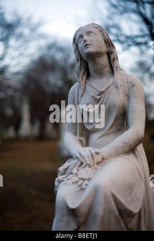 Statue einer Frau auf einem Friedhof Stockfoto