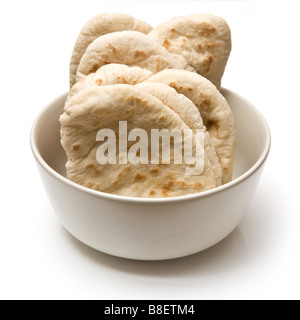 Schüssel mit Pita Brot isoliert auf einem weißen Studio-Hintergrund. Stockfoto