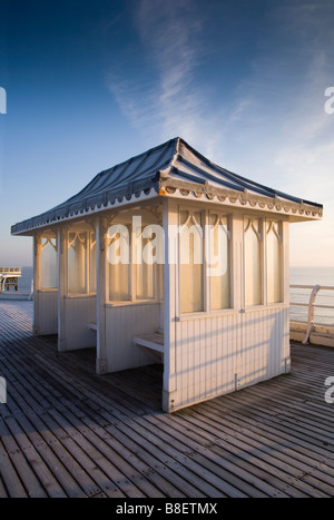 Traditionellen Sitze auf Cromer Pier an einem frostigen Morgen im Winter Stockfoto