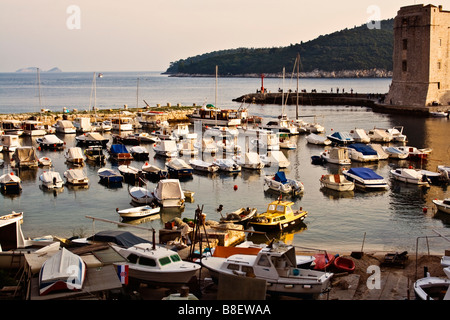 KROATIEN, DUBROVNIK. Kleine Boote in den alten Hafen von Dubrovnik. Stockfoto