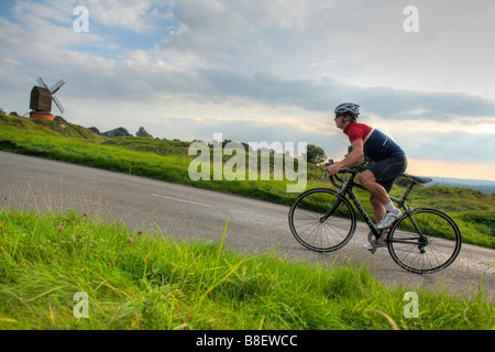 Radsportler, bergauf bei Brill in Oxfordshire Stockfoto