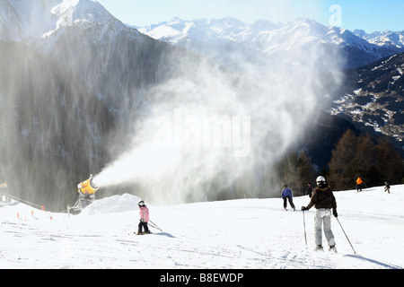 Schnee in die Luft gesprengt aus eine Schneekanone, Tirol, Österreich Stockfoto