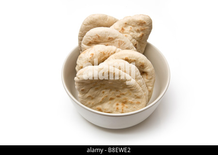 Schüssel mit Pita Brot isoliert auf einem weißen Studio-Hintergrund. Stockfoto