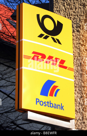 Gelbes Schild der Post, DHL und Postbank Stockfoto