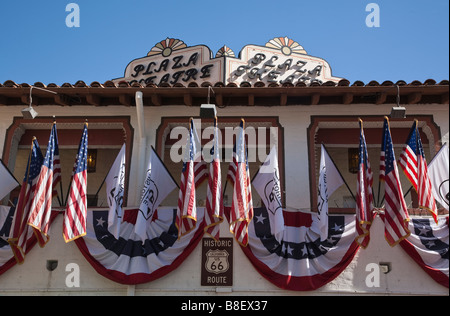 Das alte hing Plaza Theater Palm Springs Kalifornien mit amerikanischen Flaggen Wimpel auf dem Balkon. Stockfoto