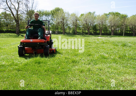 Gärtner, mähen den Rasen mit einem Rasentraktor Stockfoto