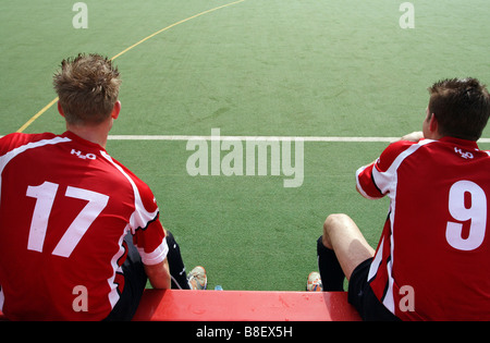 Zwei fangen Sie Hockey-Spieler sitzen auf einer Bank, Rüsselsheim, Deutschland Stockfoto