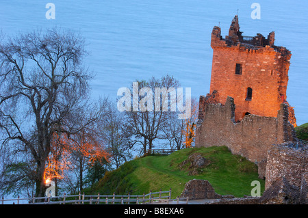 Urquhart Castle bei Dämmerung Loch Ness Highlands Schottland U K Stockfoto