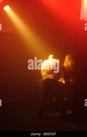 Menschen auf einer Party in einem Club spielen Tischfußball, Rüsselsheim, Deutschland Stockfoto