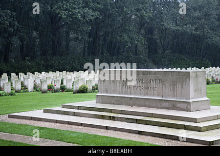 Ihr Name lebt für Evermore Inschrift auf Commonwealth-Kriegsgräber-Friedhof in Regen Arnheim Niederlande Stockfoto