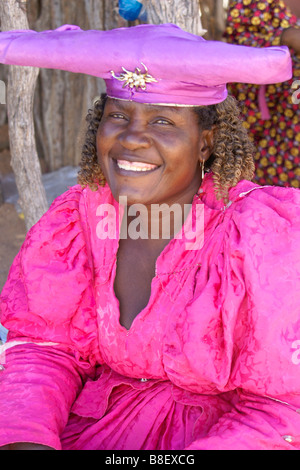 Herero-Frau in traditioneller Kleidung, Damaraland, Namibia Stockfoto