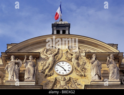 Figuren als Symbol für Kardinaltugenden Gerechtigkeit Klugheit Tapferkeit und Mäßigung an Fassade des Palais du Luxembourg in Paris Frankreich Stockfoto