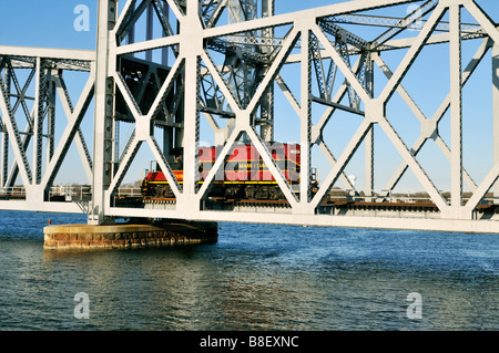 Motor über das Wasser der "Cape Cod Canal" über eine "vertikale Lift" Eisenbahnbrücke zu trainieren Stockfoto