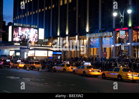 Madison Square Garden und Pennsylvania Railroad Station bei Nacht in Manhattan New York City Stockfoto