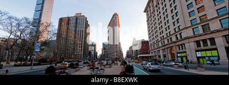 Die Flat Iron Building im Madison Square Park East 23rd Street, 5th Avenue und dem Broadway in Manhattan New York City Stockfoto