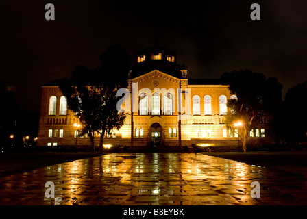 UCLA - University of California in Los Angeles bei Nacht, Powell Bibliothek Stockfoto